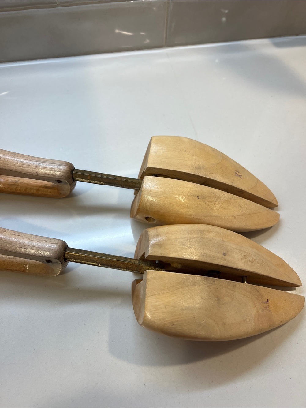 Vintage FootJoy Wooden Shoe Stretchers - Pair in Natural Wood - Picture 5 of 6